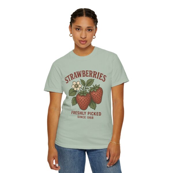 Vintage Strawberries Summer T-Shirt – Fresh Picked Charm & Timeless Style
