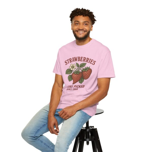Vintage Strawberries Summer T-Shirt – Fresh Picked Charm & Timeless Style